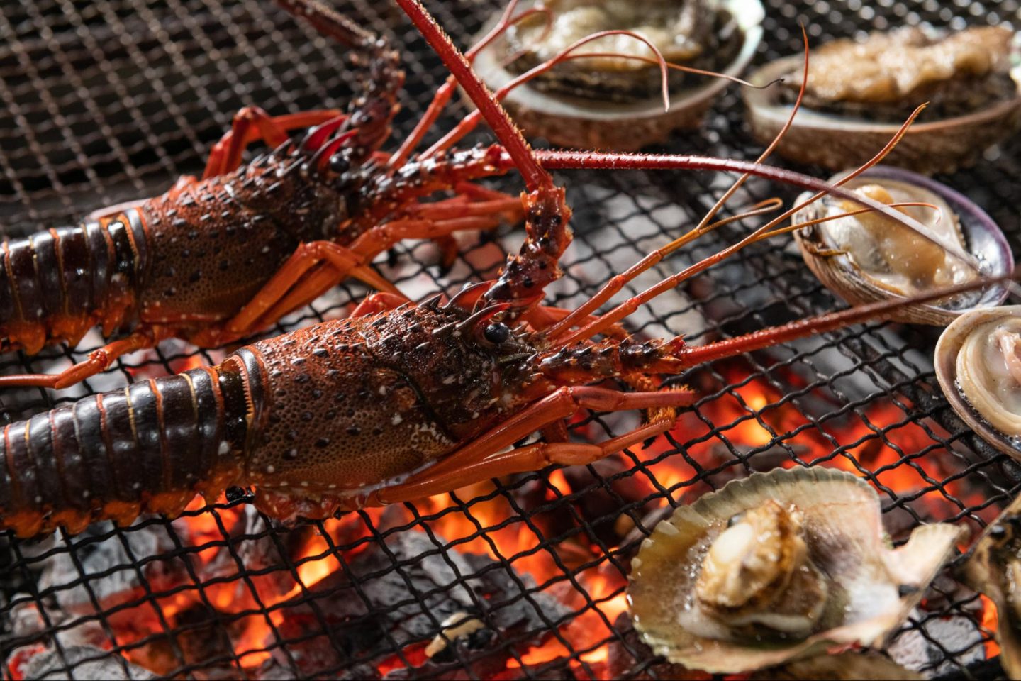 ▲海女小屋「はちまんかまど」で豪快に焼き上げる伊勢海老やアワビなど