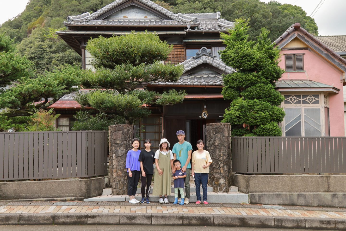 ▲左から、ジャロンさん親子（ジャロンさん、さやちゃん）、小倉さん一家（ご夫婦、がっくん）、井上さん