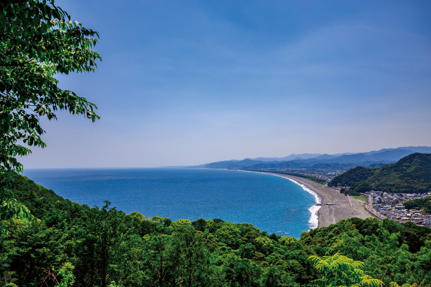 ▲海の青さと山の緑が鮮やかな七里御浜