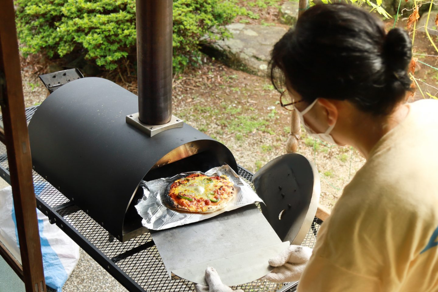 ▲火加減を見ながら、本格的な釜で焼き上げて・・・