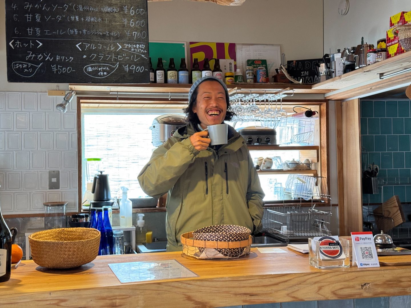 美しい海岸に面したカフェ＆ゲストハウス「アタシカデイズ」。綺麗な海